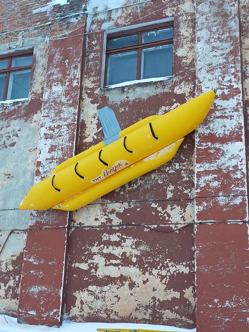 Банан на скотче